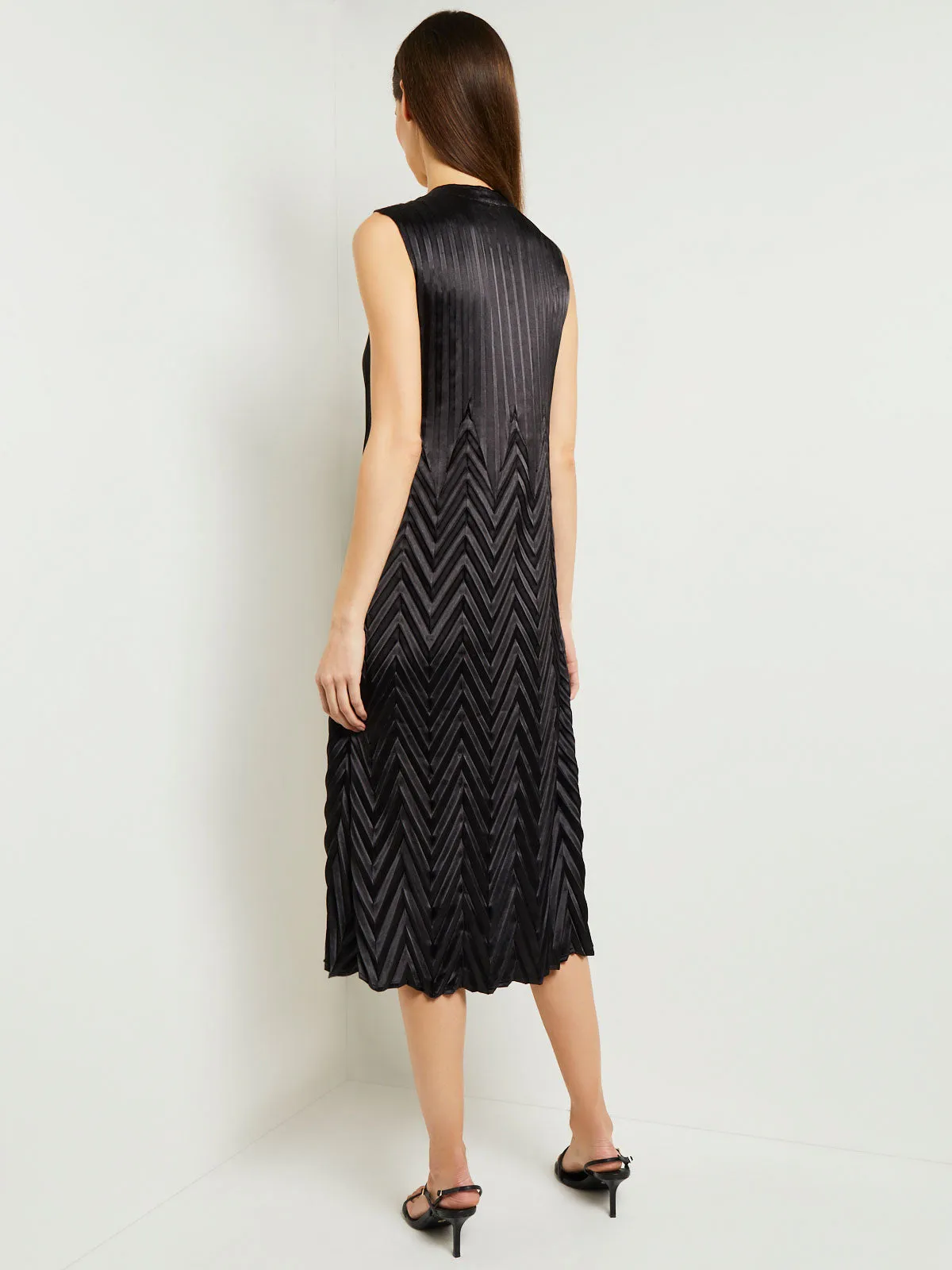 Chic Chevron-Textured Crepe De Chine Midi Sheath Dress